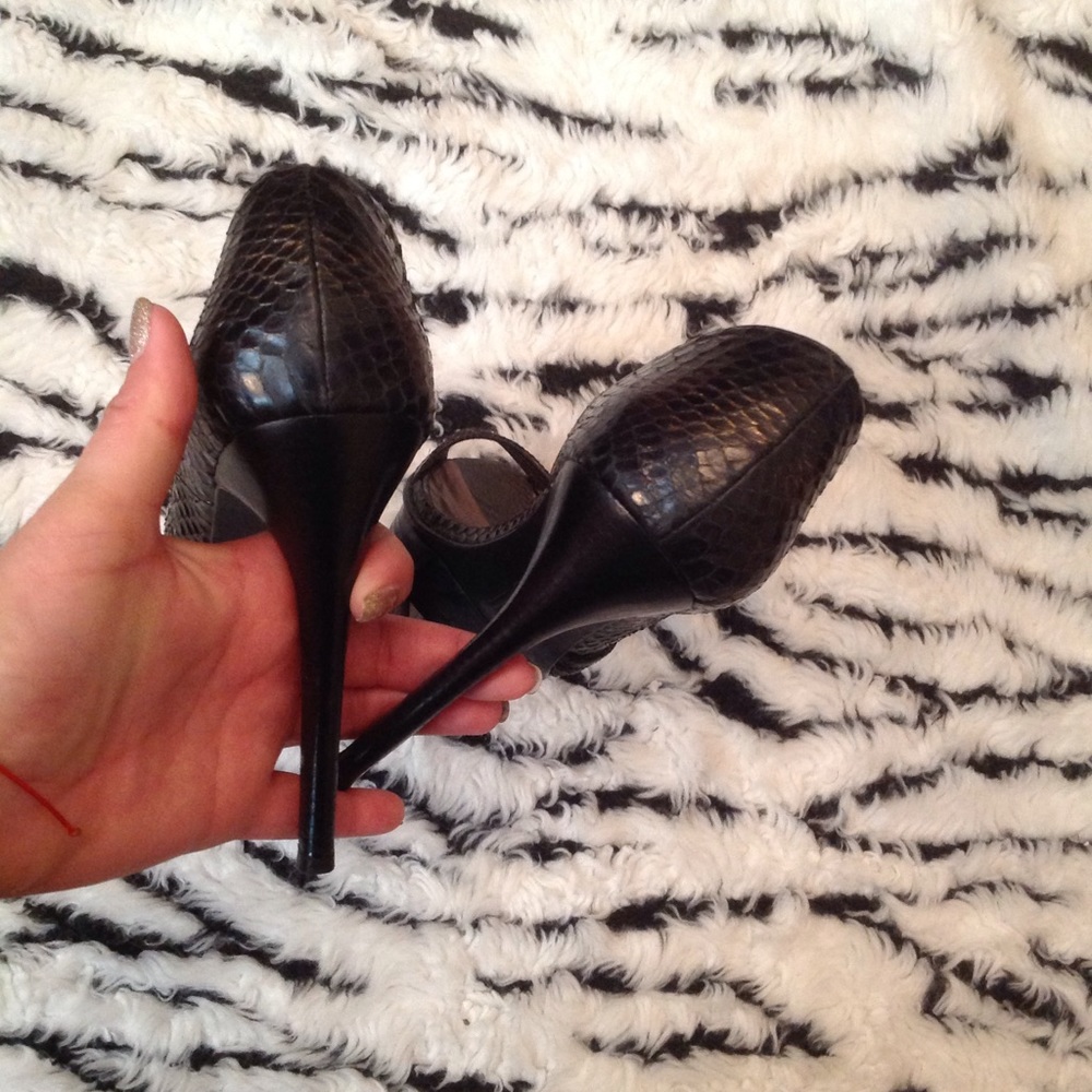 Pelle open toe pump
